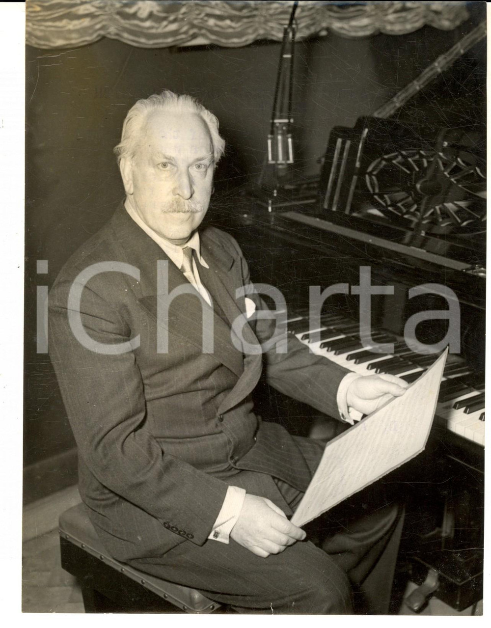 Fotografia d epoca originale 1954 LONDON Sir Arthur BLISS played his new march Welcome the Queen Photo 1