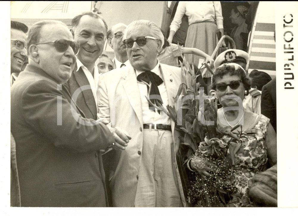 Fotografia d epoca originale 1958 NAPOLI Arrivo del sindacalista Luigi ANTONINI con la moglie Foto 18x14 cm 1