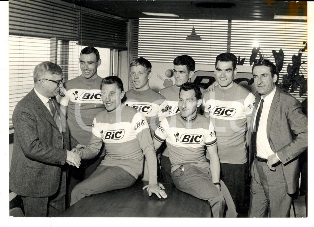 Fotografia d epoca originale 1967 MILANO CICLISMO Presentazione squadra BIC con LANZA ANQUETIL GEMINAINI Foto 1
