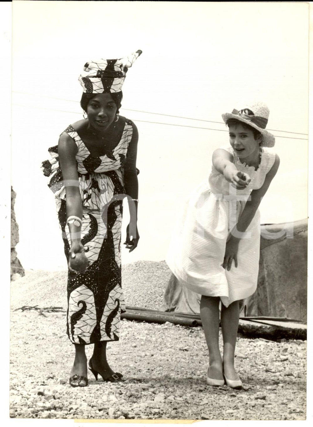1962 FESTIVAL DI CANNES Nanette SENGHOR et Marie-José NAT jouant à la pétanque
