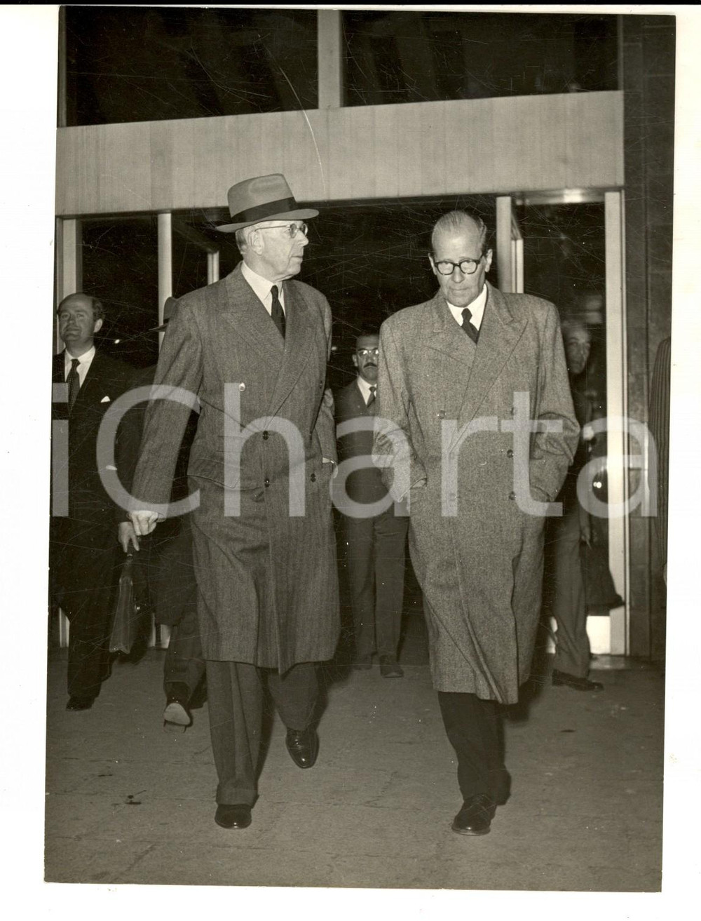 Fotografia d epoca originale 1953 ROMA TERMINI Arrivo di re Gustavo di SVEZIA per una vacanza Foto 13x18 1