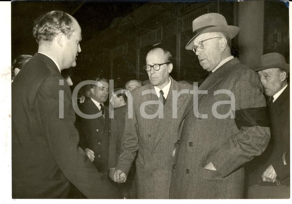 Fotografia d epoca originale 1953 ROMA TERMINI Arrivo di re Gustavo di SVEZIA per una vacanza Foto 1