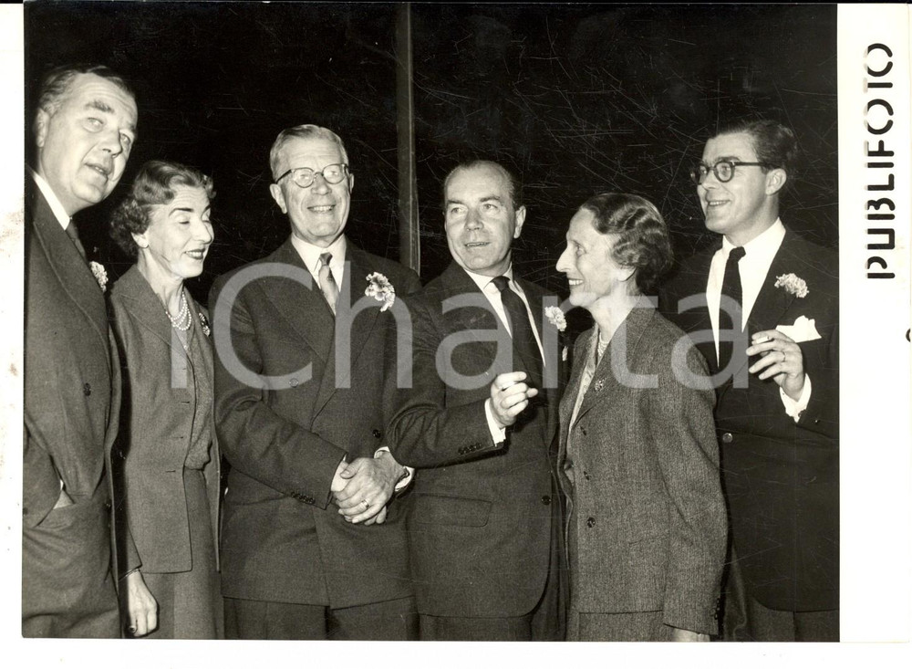 Fotografia d epoca originale 1957 NAPOLI Re Gustavo di SVEZIA con la famiglia per il suo 80Â° compleanno Foto 1