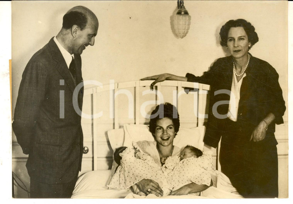 Fotografia d epoca originale 1958 BOULOGNESURSEINE Umberto II di SAVOIA con Maria Pia e i gemelli neonati 1