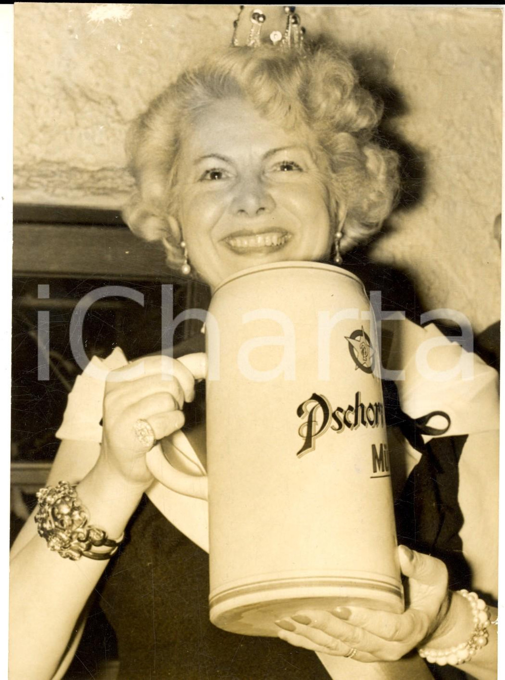 Fotografia d epoca originale 1962 PARIS Brasserie Munichoise  Charlotte nouvelle REINE DE LA BIERE Photo 1