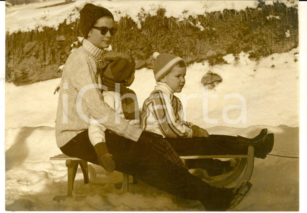 Fotografia d epoca originale 1962 GSTAAD Principessa Grace di Monaco sullo slittino con i figli Foto 18x13 1