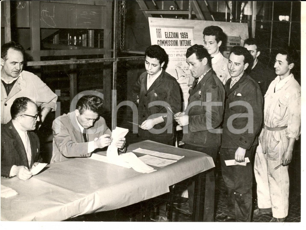 Fotografia d epoca originale 1959 TORINO Elezioni interne alla FIAT  Gli operai al voto Foto 18x13 cm 1