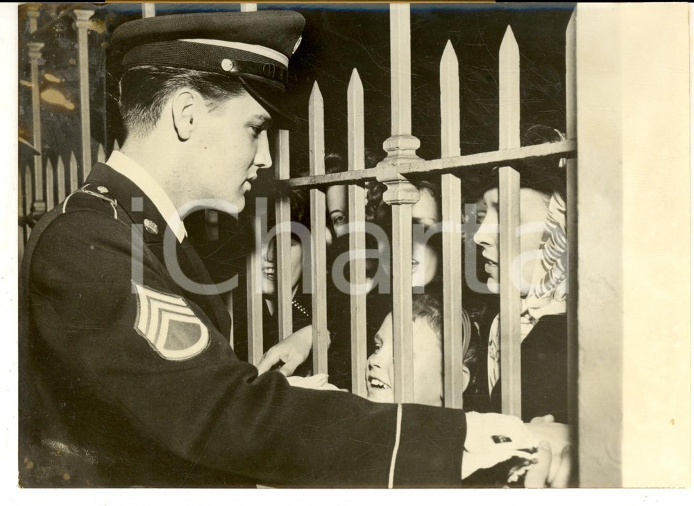 Fotografia d epoca originale 1960 MEMPHIS Elvis PRESLEY returning after military service between his fans 1