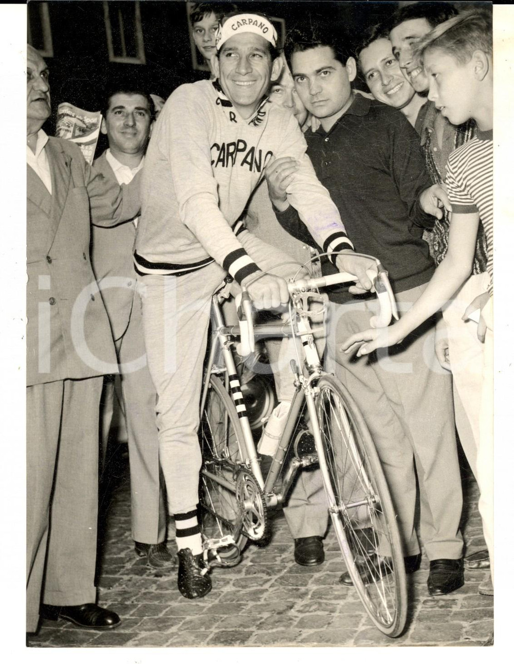 Fotografia d epoca originale 1960 CICLISMO GIRO DEL LAZIO Gastone NENCINI alla punzonatura Foto 14x18 1