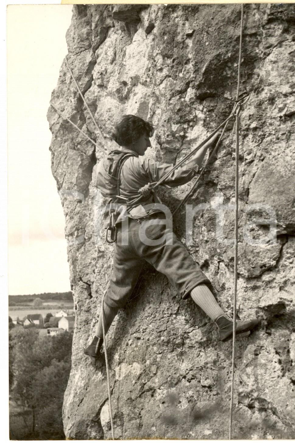 Fotografia d epoca originale 1954 FRANCE Femme reliÃ©e Ã  un guide pendant une escalade en montagne Photo 1