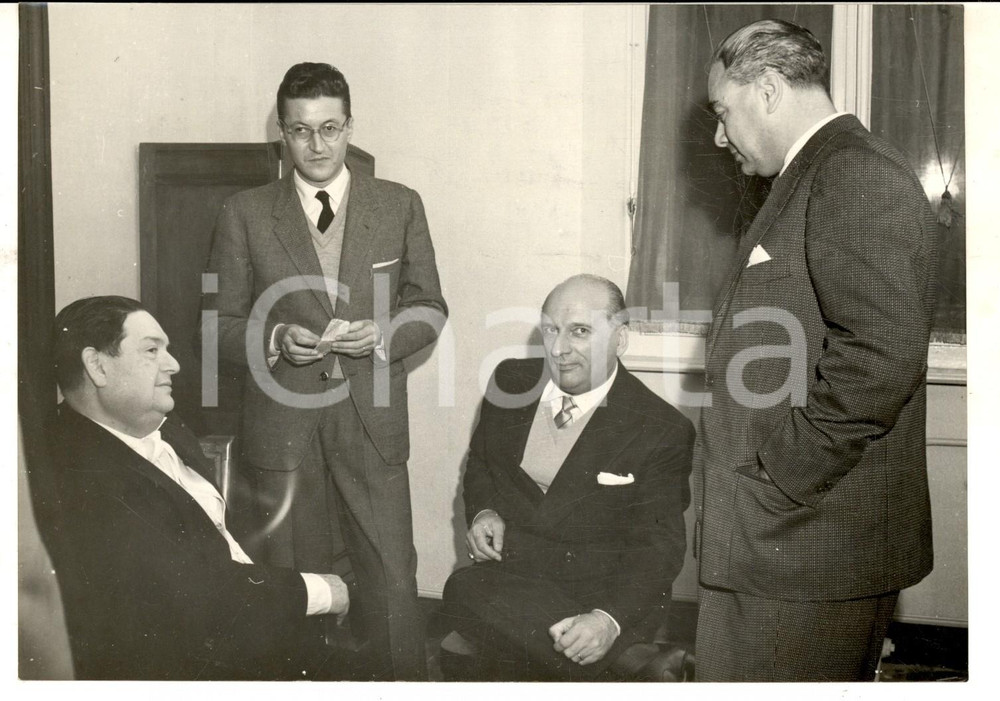 Fotografia d epoca originale 1953 TORINO Direttore RAI Salvino SERNESI si congratula con Darius MILHAUD Foto 1
