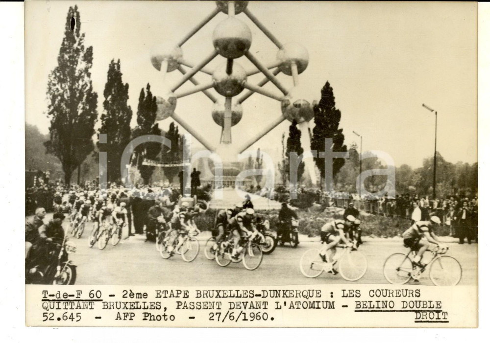 Fotografia d epoca originale 1960 TOUR DE FRANCE BRUXELLESDUNKERQUE I corridori davanti all Atomium Foto 1