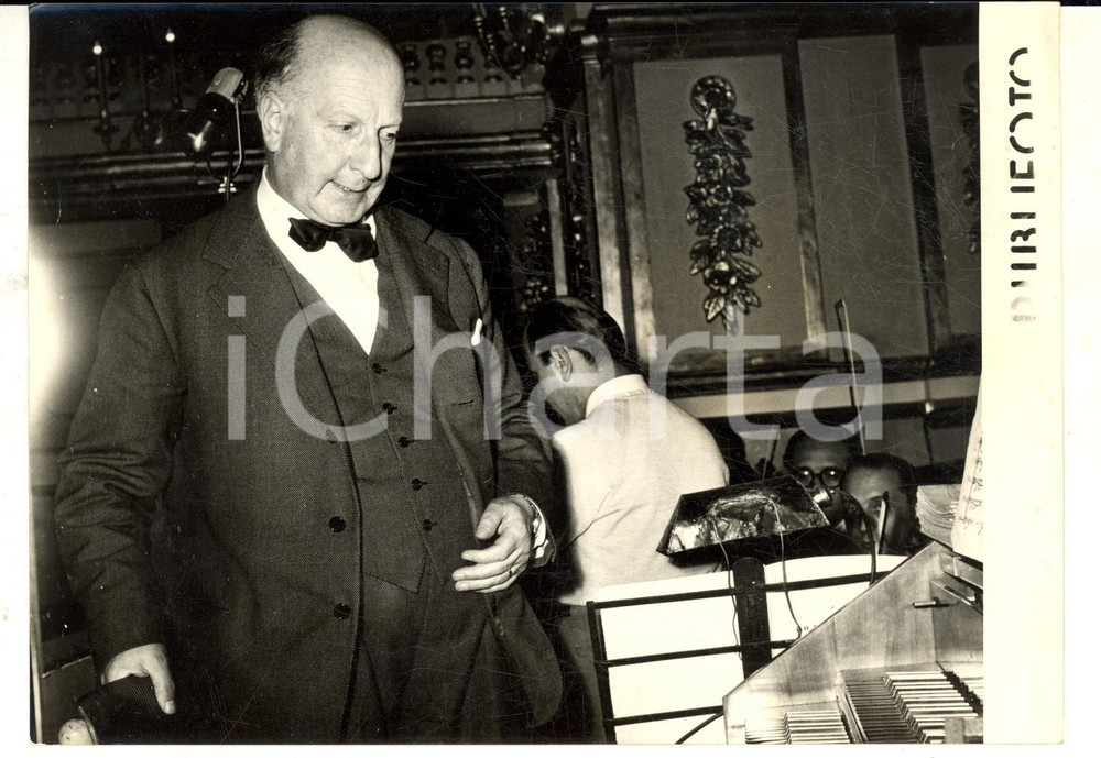 Fotografia d epoca originale 1954 NAPOLI PALAZZO REALE Vittorio GUI direttore del DON CHISCIOTTE di Paisiello 1