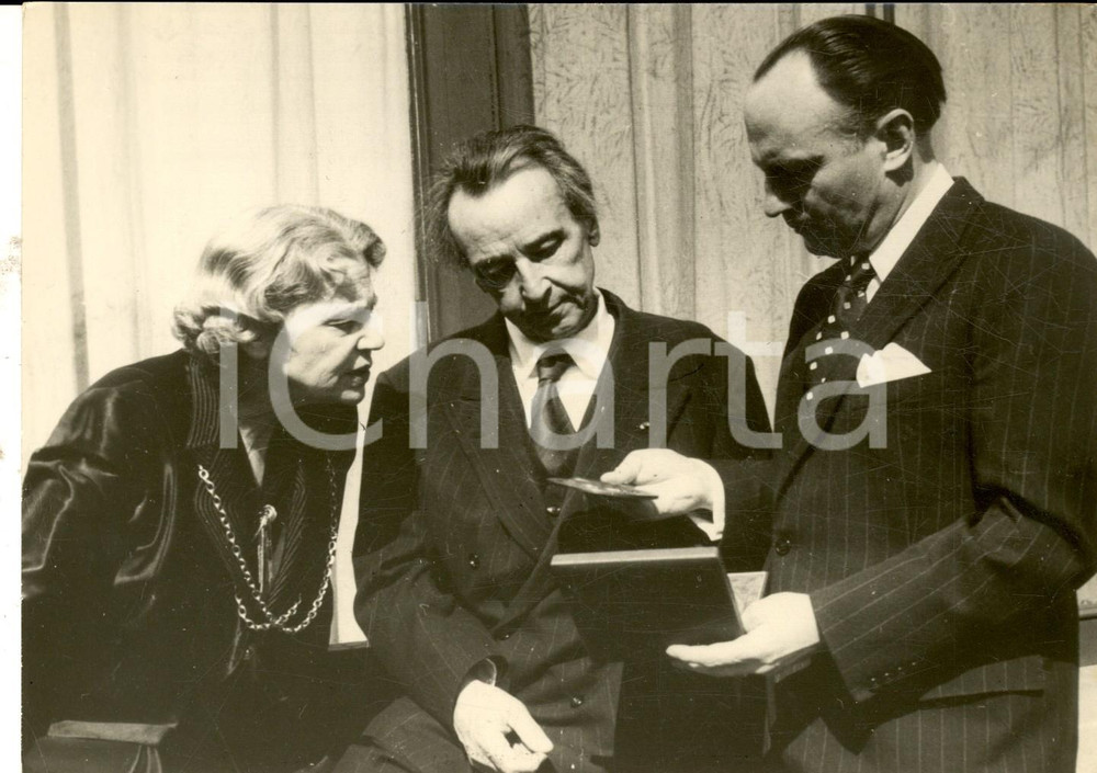 Fotografia d epoca originale 1954 ZURICH Compositore Arthur HONEGGER vince la RichardStraussMedaille Foto 1