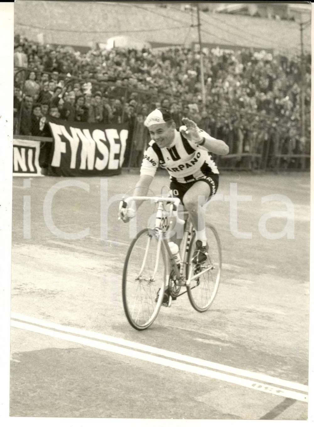Fotografia d epoca originale 1961 CICLISMO GIRO DI SARDEGNA Gilbert DESMET vince la 1 tappa Foto 14x18 cm 1