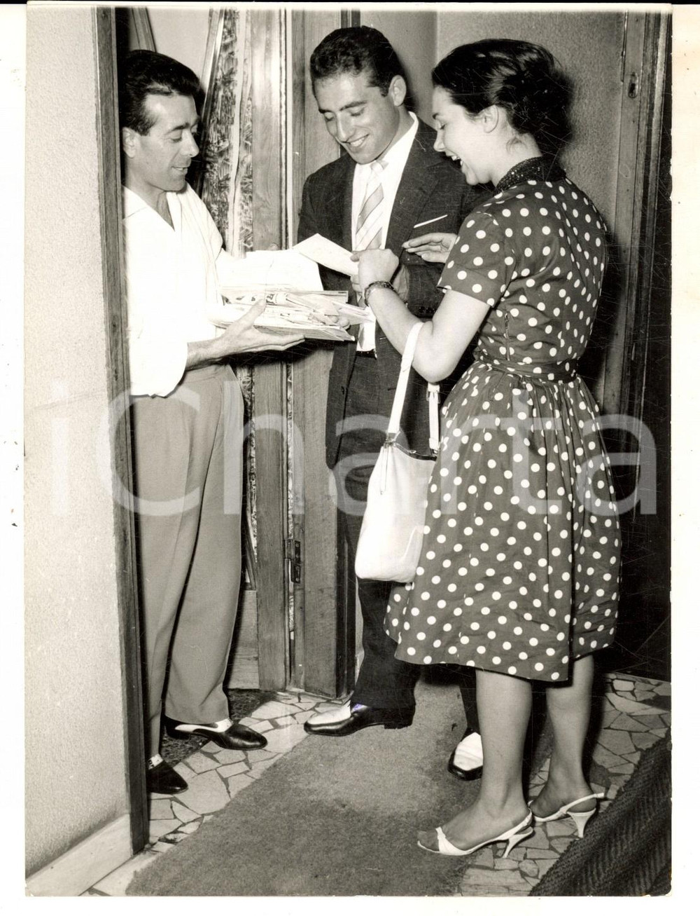 Fotografia d epoca originale 1960 MILANO CICLISMO Sante GAIARDONI ritira le lettere con la fidanzata Foto 1