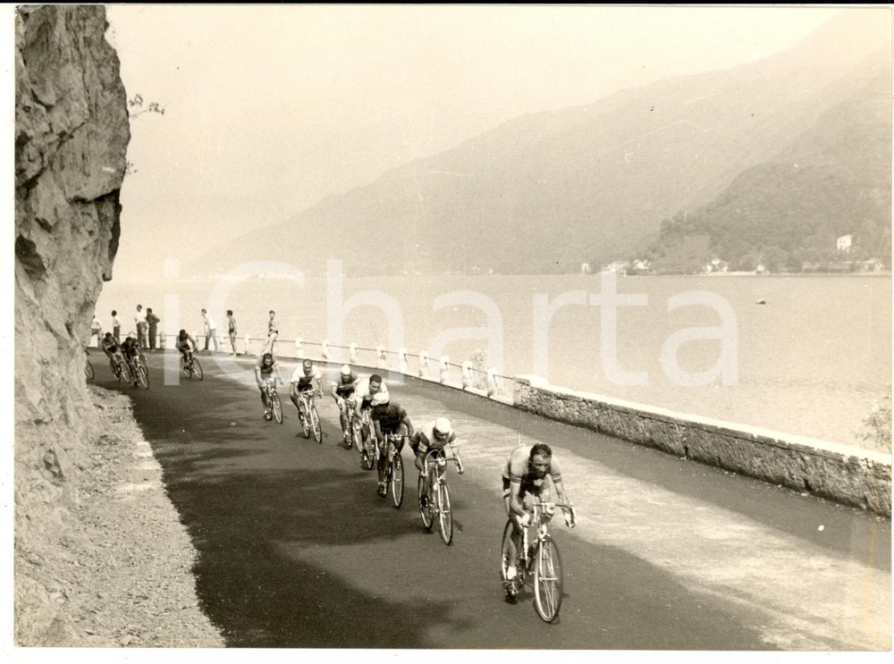 Fotografia d epoca originale 1954 CICLISMO PORTO CERESIO Il gruppo dei fuggitivi durante la TRE VALLI Foto 1