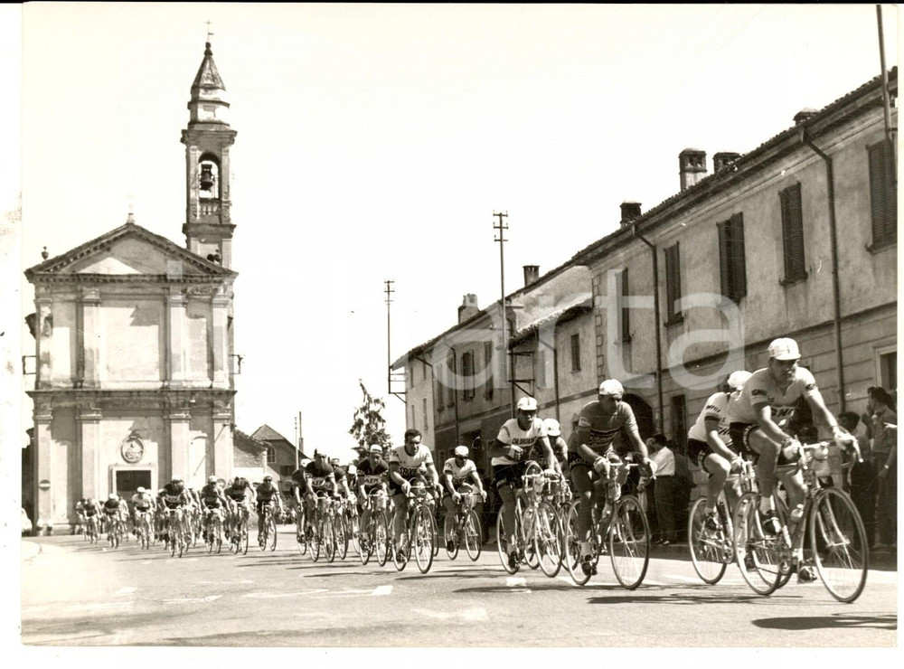 Fotografia d epoca originale 1957 CICLISMO GIRO D ITALIA MAGENTA 1 Tappa  Passaggio corridori Foto 18x13 1