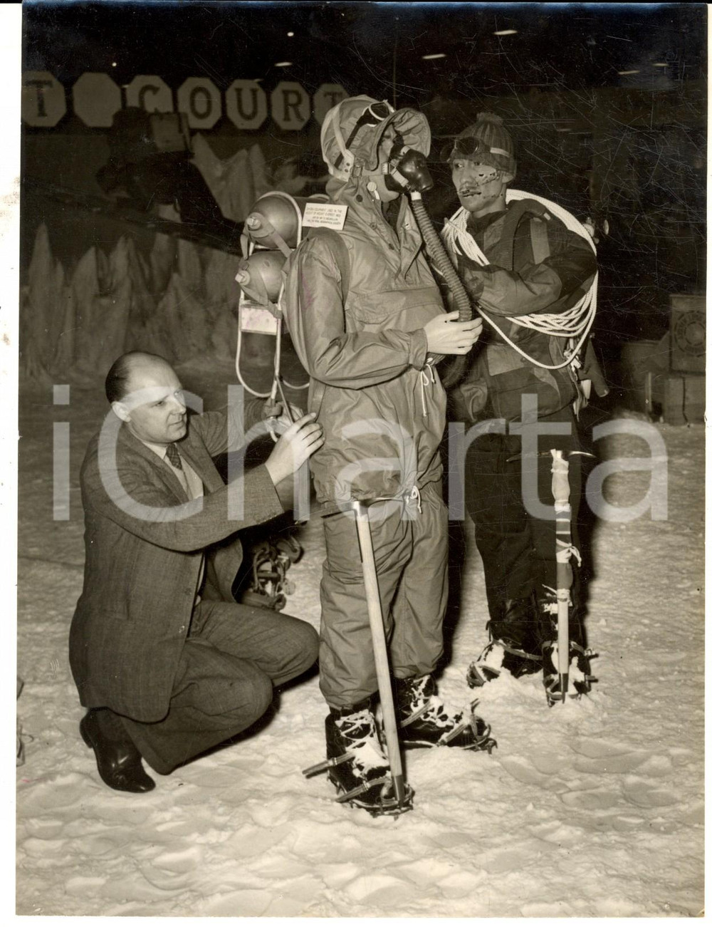 Fotografia d epoca originale 1954 LONDON British Industries Fair  Equipment on a model of HILLARY on Everest 1