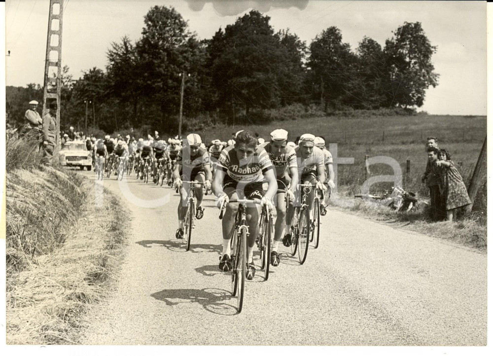Fotografia d epoca originale 1962 CYCLISME TOUR DE FRANCE Jacques ANQUETIL menant le peloton Photo 18x14 1