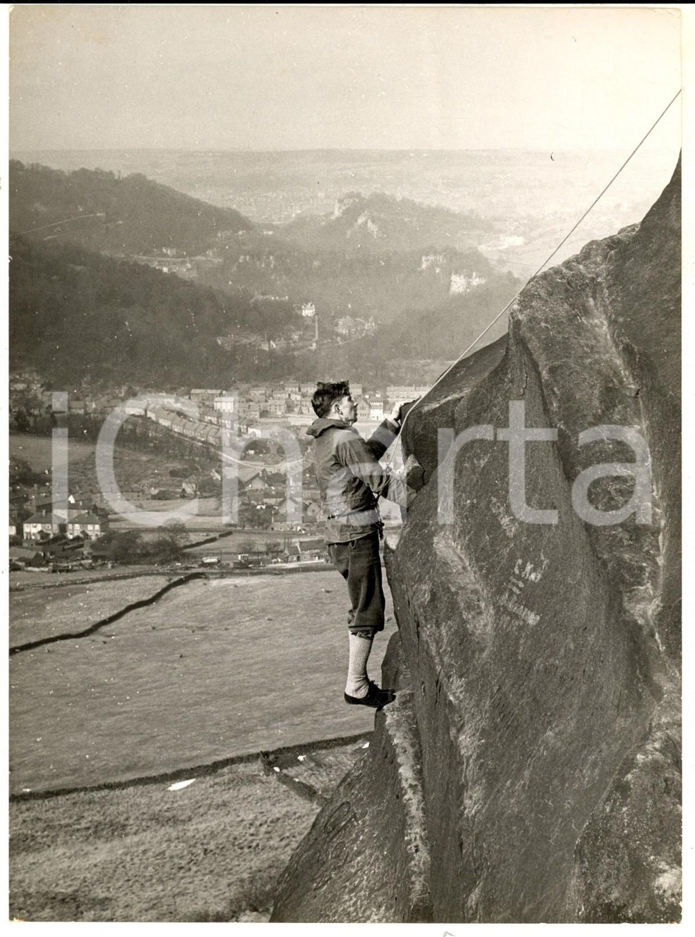 Fotografia d epoca originale 1958 CROMFORD DERBYSHIRE A climber clinging on the Black Rocks Photo 15x20 1