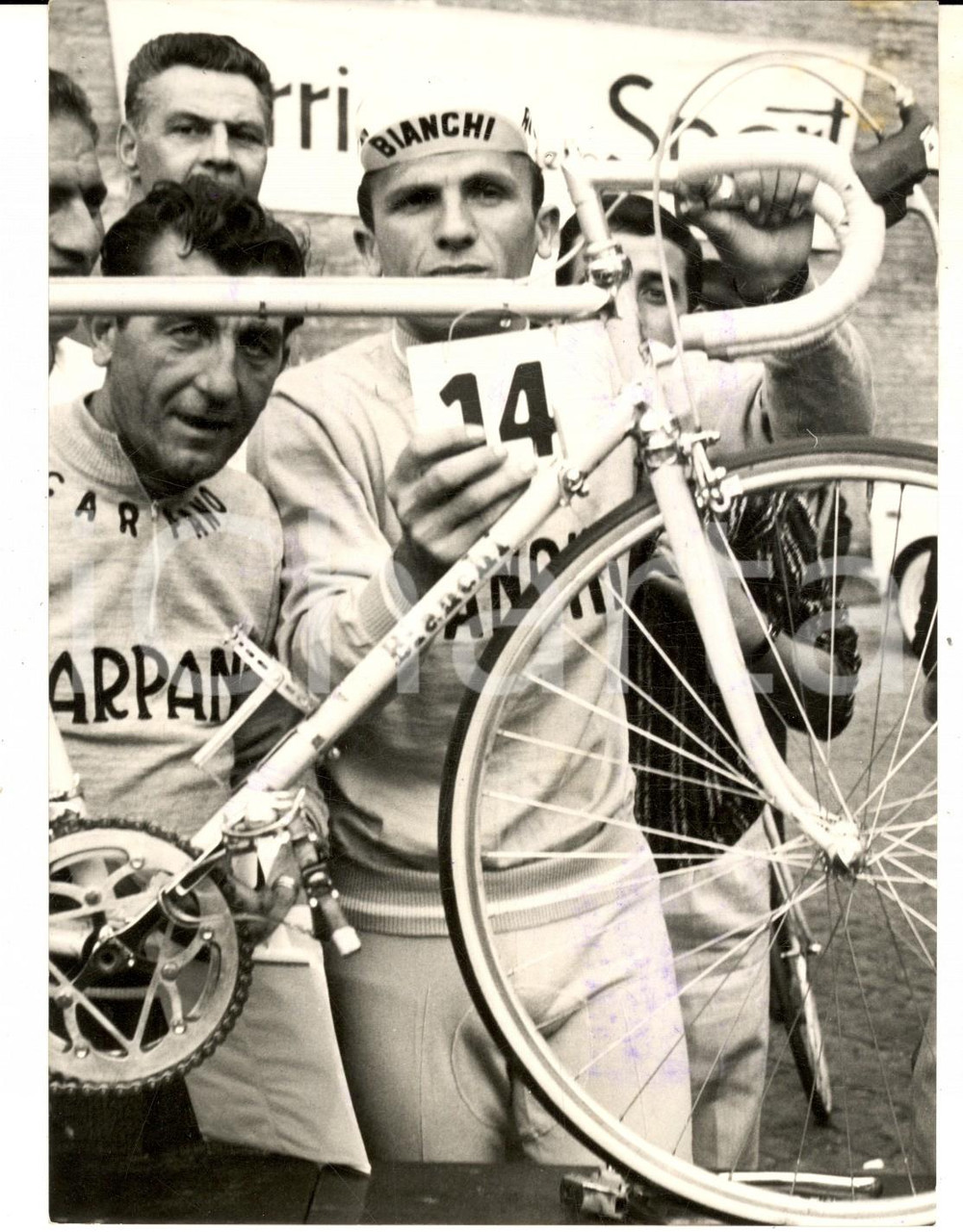 Fotografia d epoca originale 1960 CICLISMO GIRO DEL LAZIO Diego RONCHINI alla punzonatura Foto 14x18 1
