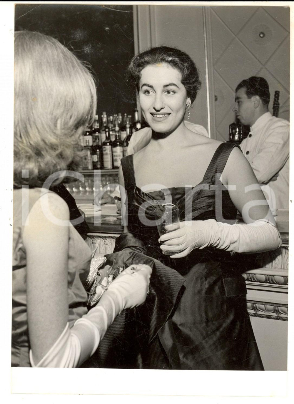 Fotografia d epoca originale 1956 MILANO Teatro alla Scala  Eliana DE SABATA nel foyer  Foto 14x18 1