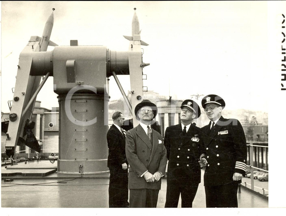 Fotografia d epoca originale 1957 NAPOLI Visita ambasciatore James David ZELLERBACH all incrociatore BOSTON 1