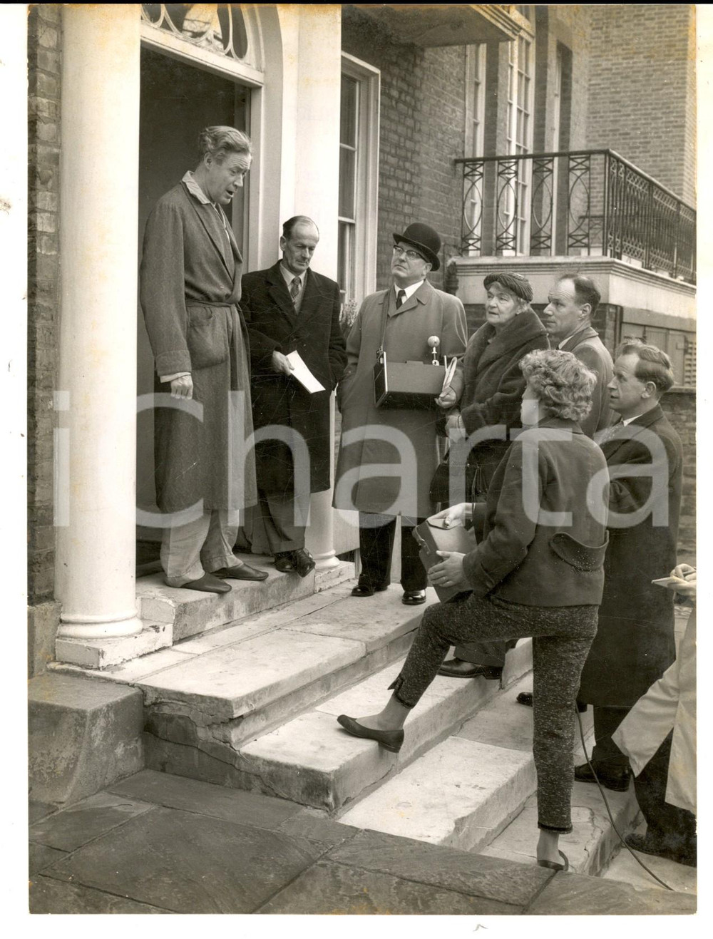 Fotografia d epoca originale 1960 LONDON Minister Duncan SANDYS talks in pyjamas to demonstrators Photo 1