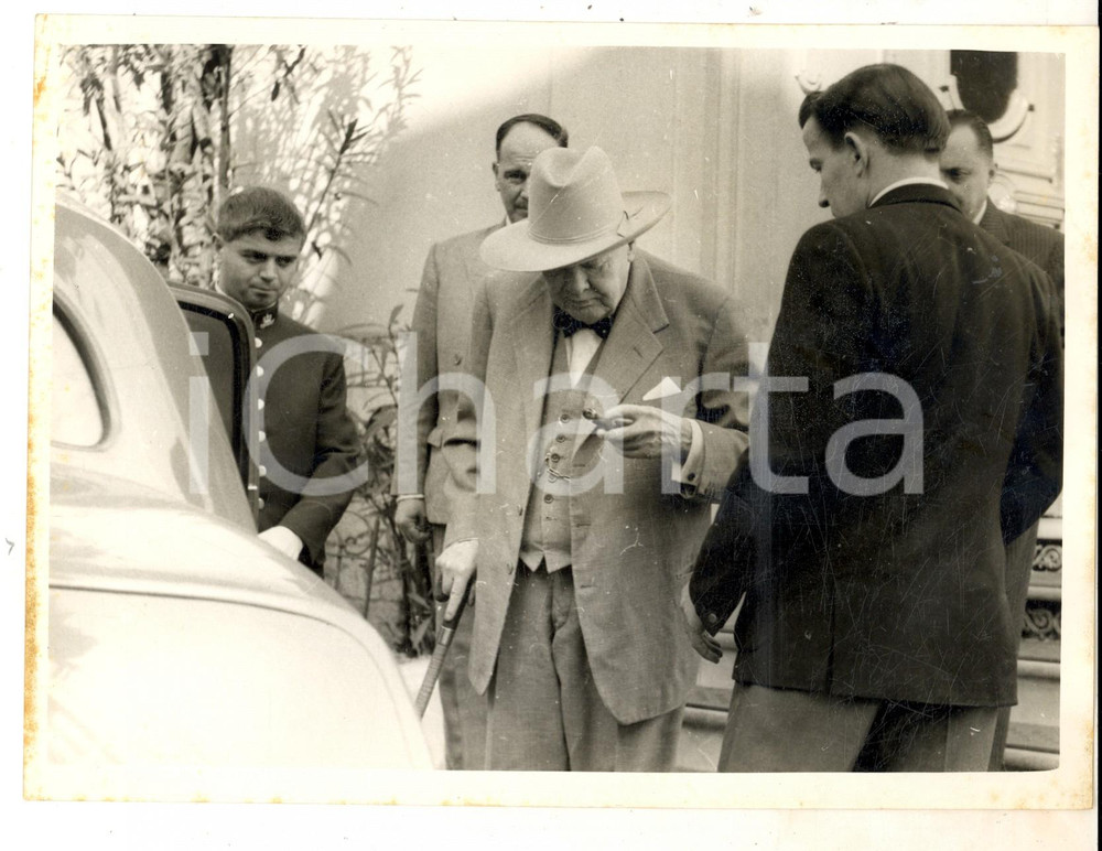 Fotografia d epoca originale 1961 MONTECARLO Winston CHURCHILL going to lunch with and a large hat Photo 1
