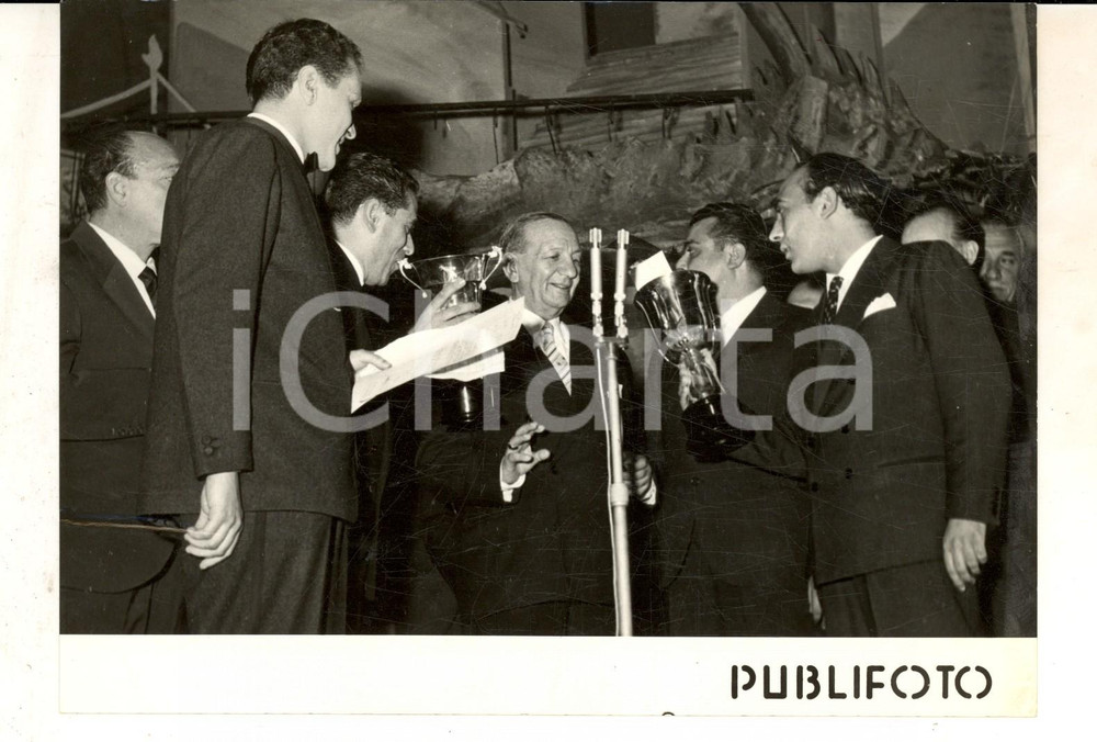 Fotografia d epoca originale 1957 NAPOLI Festival Canzone Napoletana  Maestro Nino OLIVIERO premiato 1