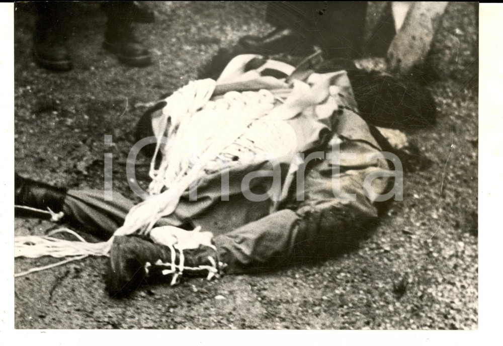 Fotografia d epoca originale 1953 LIDO DI VENEZIA Paracadutista Salvatore CANNAROZZO dopo la tragica caduta 1