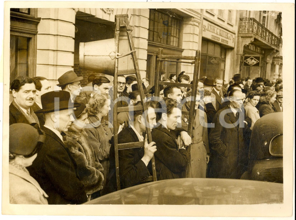 Fotografia d epoca originale 1953 LONDON MARLBOROUGH HOUSE Waiting for bulletin about Queen Mary s condition 1