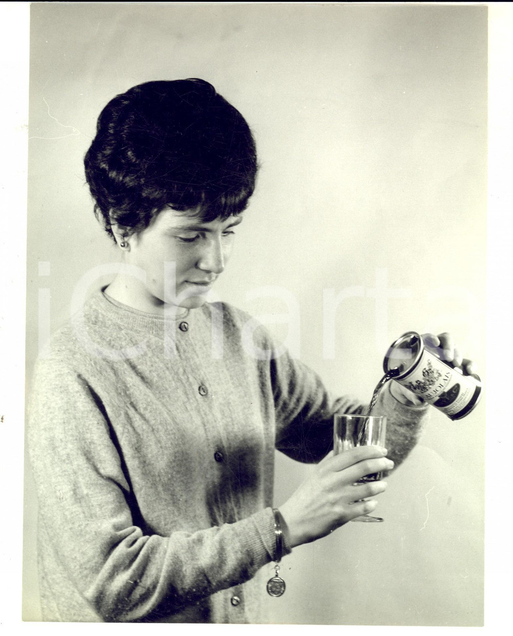 Fotografia d epoca originale 1965 GENOVA PubblicitÃ  ITALSIDER  Vino in lattina d acciaio Fotografia 18x24 1