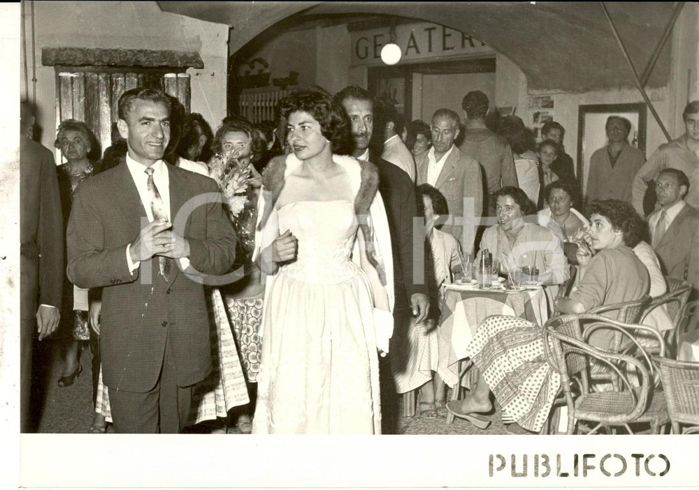 Fotografia d epoca originale 1957 CAPRI Lo SciÃ  di Persia in visita con la regina Soraya Foto DANNEGGIATA 1