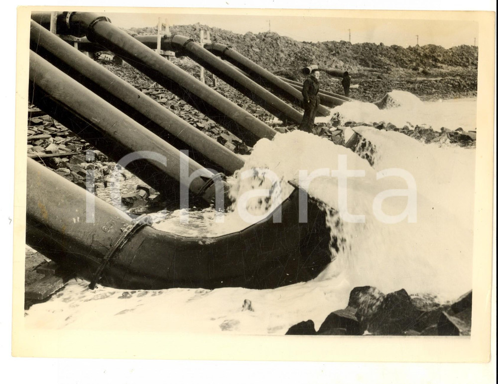 Fotografia d epoca originale 1955 OLANDA Dighe versano acqua in mare dopo un alluvione Foto 21x16 cm 1