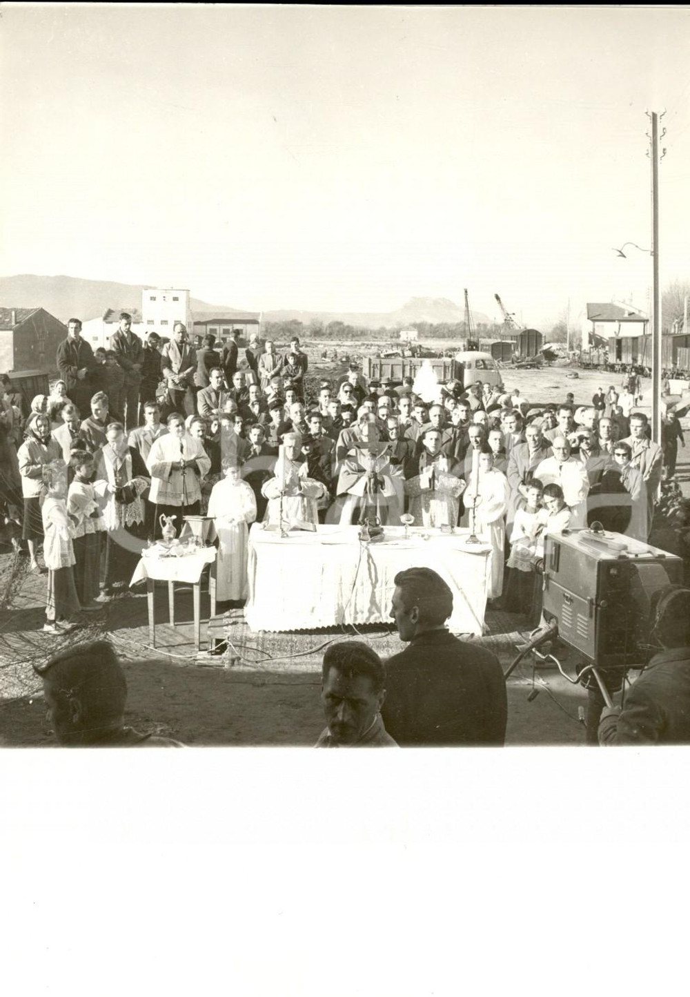 Fotografia d epoca originale 1959 FREJUS Messe en plein air aprÃ¨s la catastrophe du barrage MALPASSET Photo 1
