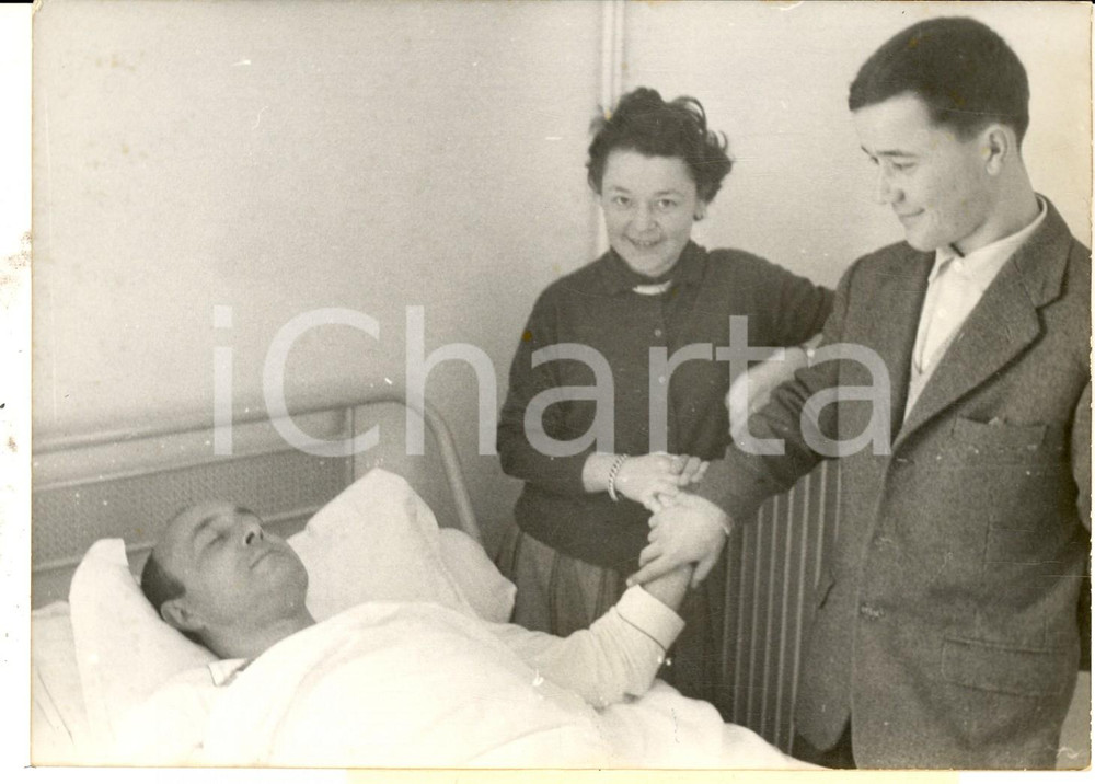 Fotografia d epoca originale 1959 PARIS Robert PESQUET Ã  l hÃ´pital aprÃ¨s grÃ¨ve de la faim en prison Photo 1