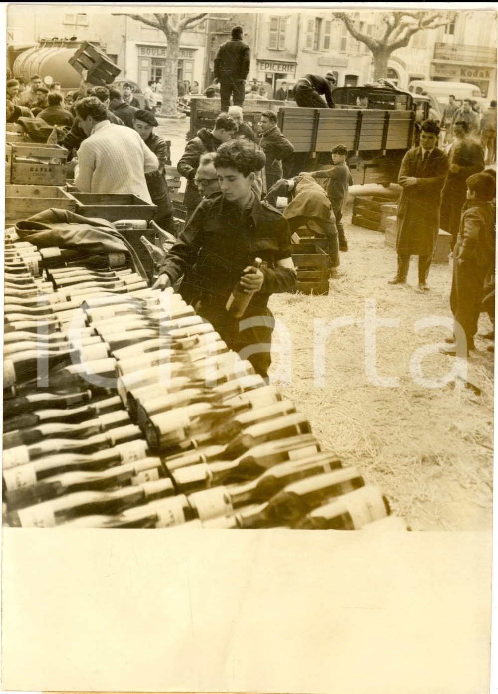 Fotografia d epoca originale 1959 FREJUS Distribution de bouteilles d eau aprÃ¨s la catastrophe du MALPASSET 1