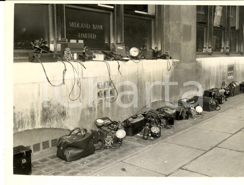 Fotografia d epoca originale 1961 LONDON Press cameras outside BOW STREET COURT for spy charge Photo 20x15 1
