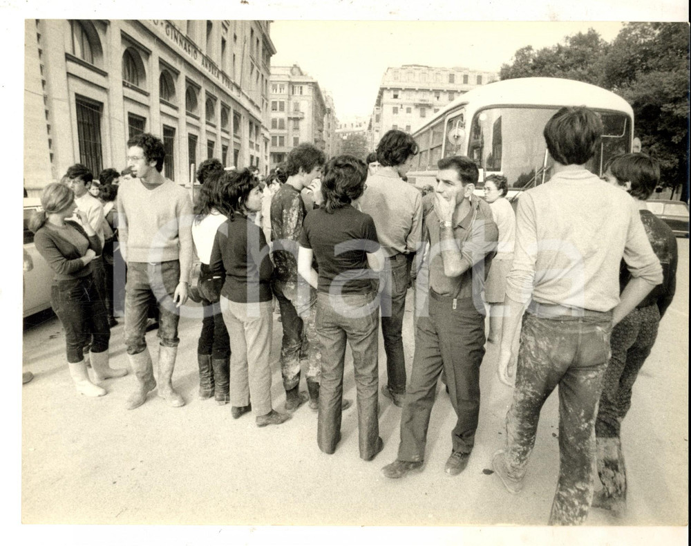Fotografia d epoca originale 1970 ALLUVIONE DI GENOVA Gli studenti davanti al liceo ANDREA DORIA Foto 1