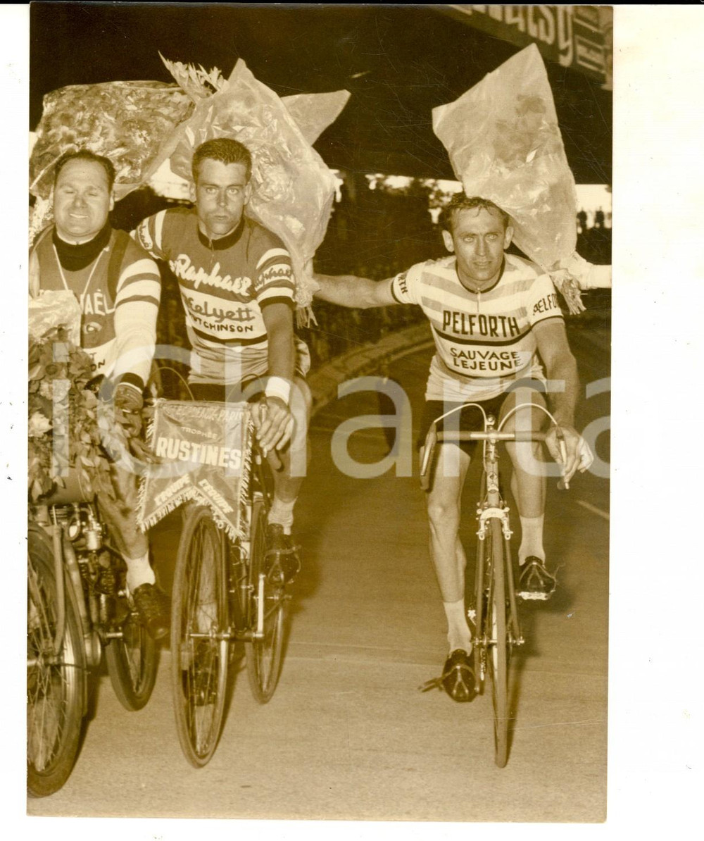 Fotografia d epoca originale 1962 CICLISMO BORDEAUXPARIS Jo DE ROO e AndrÃ© MAHE dopo la vittoria Foto 13x18 1
