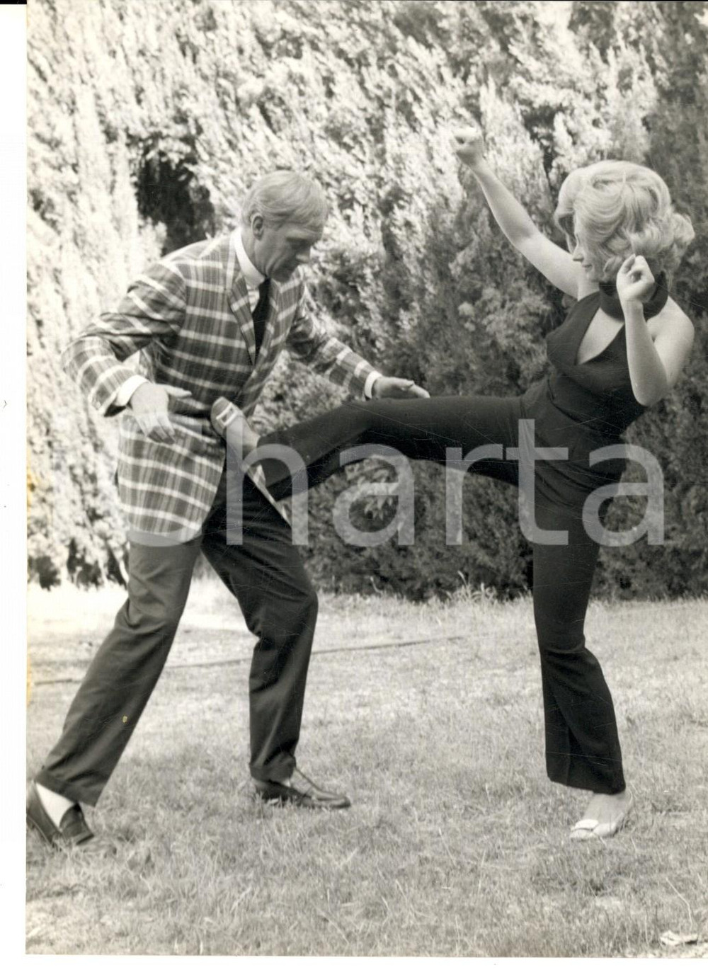 Fotografia d epoca originale 1966 ROMA Raffaella CARRA  a lezione di karate da Raimondo VIANELLO Foto 13x18 1