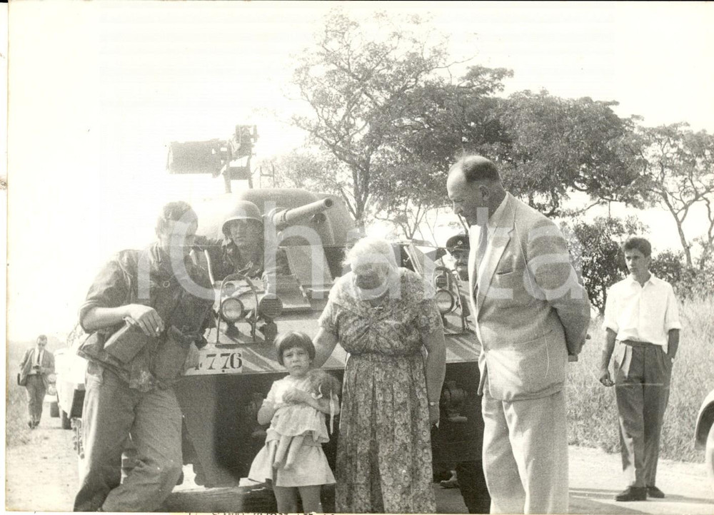 Fotografia d epoca originale 1960 KASUMBALESA CONGO Europei in fuga scortati dai parÃ  belgi Foto 18x14 1