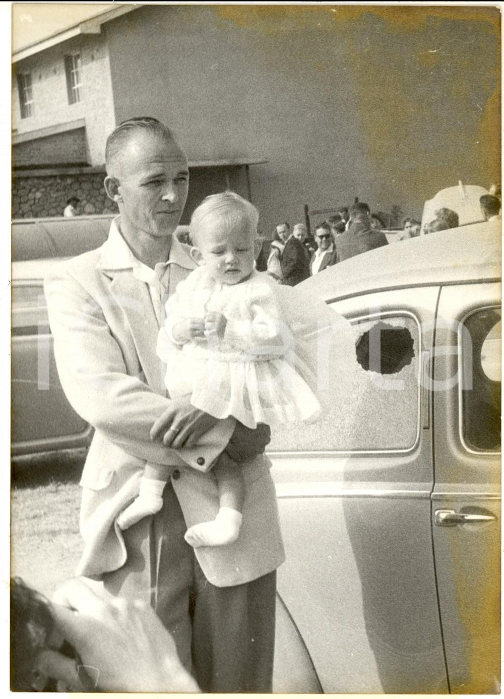 Fotografia d epoca originale 1960 KASUMBALESA CONGO Europeo in fuga vicino alla propria auto colpita Foto 1