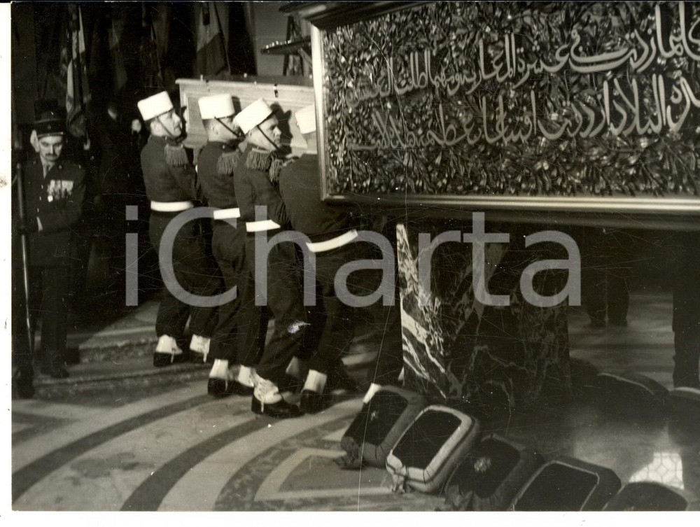 Fotografia d epoca originale 1963 PARIS INVALIDES Cendres du MarÃ©chal LYAUTEY dans leur sÃ©pulture dÃ©finitive 1