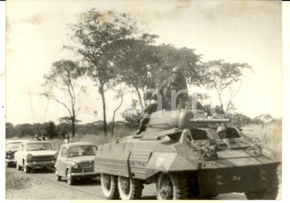 Fotografia d epoca originale 1960 KASUMBALESA CONGO Europei in fuga protetti dai blindati belgi Foto 18x14 1