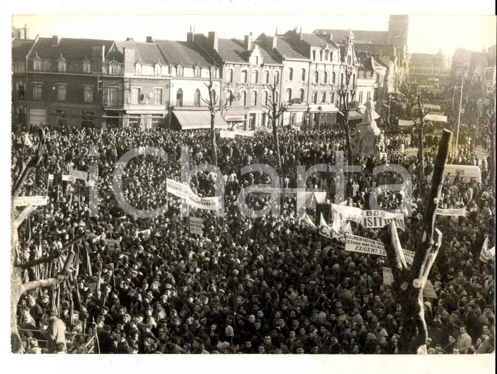 1963 LENS (FRANCE) Manifestation de 40.000 mineurs dans le centre ville *Photo