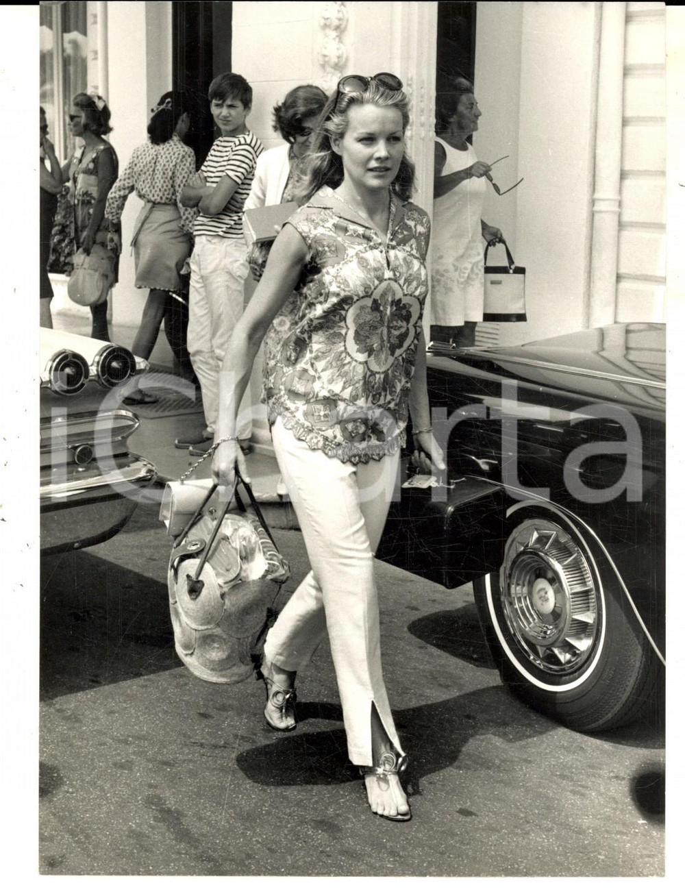 Fotografia d epoca originale 1967 FESTIVAL DI CANNES Carroll BAKER a passeggio sul lungomare Foto 13x18 1