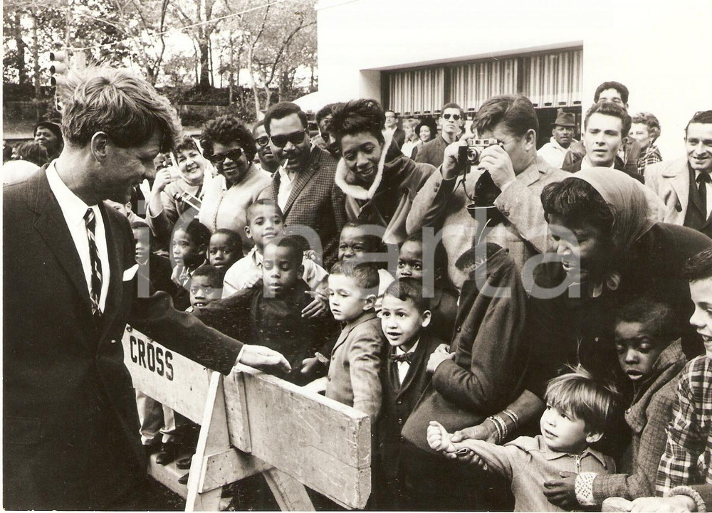 Fotografia d epoca originale 1966 NEW YORK  COLUMBUS DAY Robert KENNEDY saluta i bambini Foto 18x13 cm 1